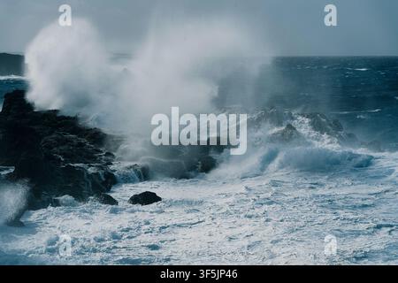 Enorme onda atlantica che esplode su rocce vulcaniche lungo la costa di Lanzarote, Isole Canarie, Spagna. Foto Stock