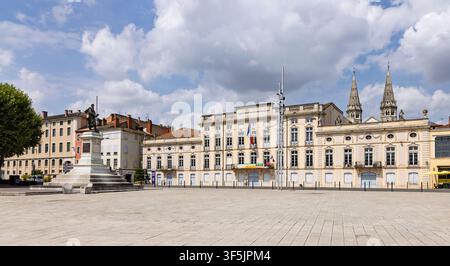 Macon, Francia - 1 agosto 2026: La statua di Lamartine sull'esplanade davanti all'Hôtel de Ville, con le torri della chiesa di Saint-Pierre visibili in t Foto Stock