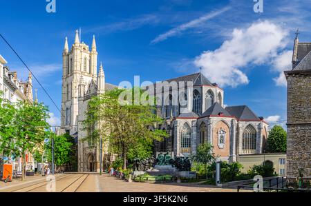 Cattedrale di Sint-Baafs di San Bavo chiesa cattolica romana edificio gotico di Sint-Baafskathedraal con torre nel centro storico di Gand, East Flander Foto Stock