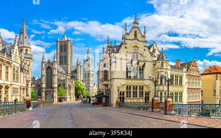 Vista panoramica dei monumenti di Gand nel centro storico della città, ponte di San Michele, chiesa di San Nicola, campanile Belfort, vecchio ufficio postale a Gand vecchia Foto Stock