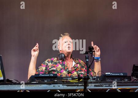 Castello di Lulworth, Dorset, Regno Unito. 2 agosto 2026. Fatboy Slim e Friends salgono sul palco del castello come finale al Camp Bestival. Credit: Julian Kemp/Alamy Live News Foto Stock
