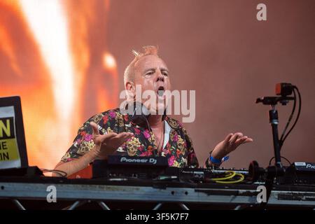 Castello di Lulworth, Dorset, Regno Unito. 2 agosto 2026. Fatboy Slim e Friends salgono sul palco del castello come finale al Camp Bestival. Credit: Julian Kemp/Alamy Live News Foto Stock