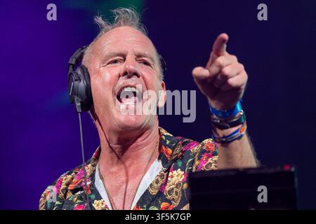 Castello di Lulworth, Dorset, Regno Unito. 2 agosto 2026. Fatboy Slim e Friends salgono sul palco del castello come finale al Camp Bestival. Credit: Julian Kemp/Alamy Live News Foto Stock