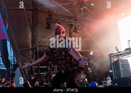 Castello di Lulworth, Dorset, Regno Unito. 2 agosto 2026. Fatboy Slim e Friends salgono sul palco del castello come finale al Camp Bestival. Credit: Julian Kemp/Alamy Live News Foto Stock