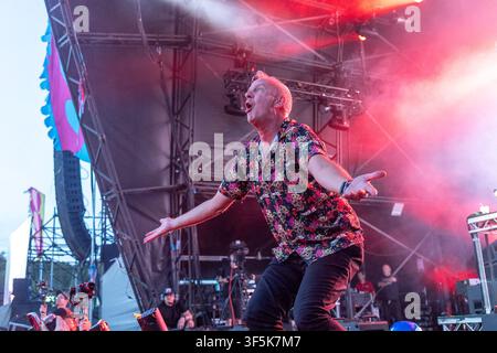 Castello di Lulworth, Dorset, Regno Unito. 2 agosto 2026. Fatboy Slim e Friends salgono sul palco del castello come finale al Camp Bestival. Credit: Julian Kemp/Alamy Live News Foto Stock