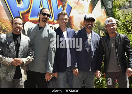 Ca. 02 ago, 2026. AJ McLean, Nick Carter, Kevin Richardson, Howie Dorough, Brian Littrell agli arrivi per la prima globale di PAW PATROL: THE DINO MOVIE, Paramount Theater, Los Angeles, CA, 2 agosto 2026. Credit: Elizabeth Goodenough/Everett Collection/Alamy Live News Foto Stock