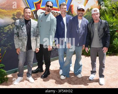 Los Angeles, USA. 02 agosto 2026. (da sinistra a destra) Backstreet Boys - Howie Dorough, Kevin Richardson, Nick Carter, AJ McLean e Brian Littrell arrivano alla prima di PAW PATROL: THE DINO MOVIE di Paramount Pictures, tenutasi ai Paramount Pictures Studios a Los Angeles, CA la domenica 2 agosto 2026. (Foto di Sthanlee B. Mirador/Sipa USA) Credit: Sipa USA/Alamy Live News Foto Stock