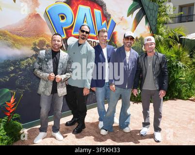 Los Angeles, USA. 02 agosto 2026. (da sinistra a destra) Backstreet Boys - Howie Dorough, Kevin Richardson, Nick Carter, AJ McLean e Brian Littrell arrivano alla prima di PAW PATROL: THE DINO MOVIE di Paramount Pictures, tenutasi ai Paramount Pictures Studios a Los Angeles, CA la domenica 2 agosto 2026. (Foto di Sthanlee B. Mirador/Sipa USA) Credit: Sipa USA/Alamy Live News Foto Stock