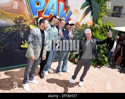 Los Angeles, USA. 02 agosto 2026. (da sinistra a destra) Backstreet Boys - Howie Dorough, Kevin Richardson, Nick Carter, AJ McLean e Brian Littrell arrivano alla prima di PAW PATROL: THE DINO MOVIE di Paramount Pictures, tenutasi ai Paramount Pictures Studios a Los Angeles, CA la domenica 2 agosto 2026. (Foto di Sthanlee B. Mirador/Sipa USA) Credit: Sipa USA/Alamy Live News Foto Stock