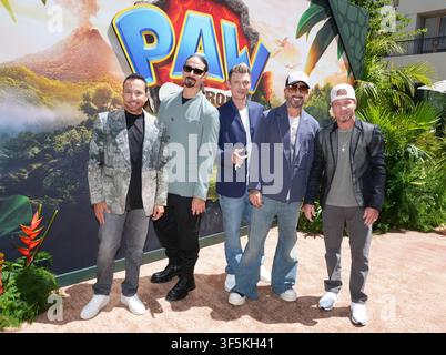 Los Angeles, USA. 02 agosto 2026. (da sinistra a destra) Backstreet Boys - Howie Dorough, Kevin Richardson, Nick Carter, AJ McLean e Brian Littrell arrivano alla prima di PAW PATROL: THE DINO MOVIE di Paramount Pictures, tenutasi ai Paramount Pictures Studios a Los Angeles, CA la domenica 2 agosto 2026. (Foto di Sthanlee B. Mirador/Sipa USA) Credit: Sipa USA/Alamy Live News Foto Stock
