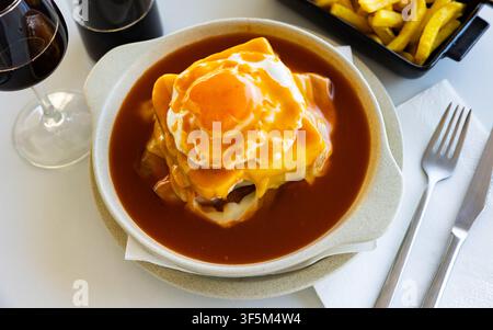 Francesinha, popolare sandwich portoghese con salsa di birra Foto Stock