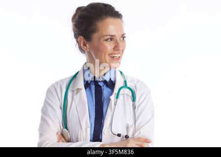 Una dottoressa caucasica di mezza età con le braccia incrociate guarda verso destra con un sorriso sicuro, indossa una camicetta da laboratorio bianca e uno stetoscopio. Foto Stock