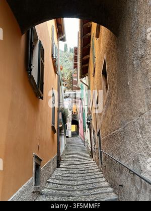 Una stretta scala in pietra si snoda tra edifici storici colorati nel centro storico di Como, Lombardia, Italia. Foto Stock