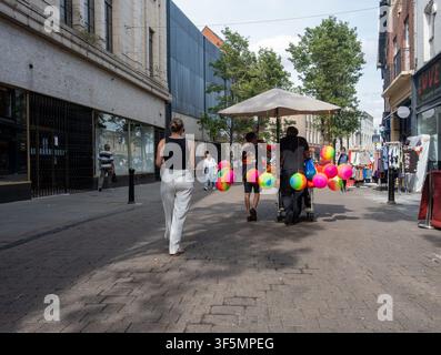 Banco di strada con palline gonfiabili colorate in mostra su Baxter Gate nel centro città di Doncaster, South Yorkshire, Inghilterra Foto Stock