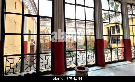 ASCHAFFENBURG, GERMANIA - 15 GIUGNO 2025: Vista attraverso grandi vetri su colonne classiche e il cortile interno del giardino del Pompejanum Foto Stock