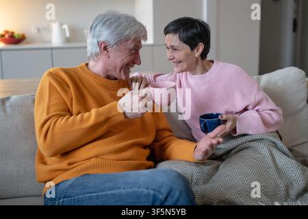 Felicità, positività e divertimento nelle relazioni coniugali, coppia di anziani allegri di buon umore che conversano. Foto Stock
