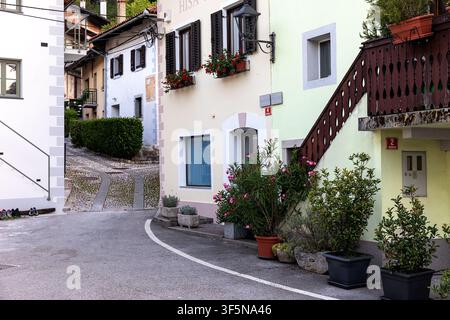 Bellissime case tradizionali antiche nel centro storico della città di Kobarid, situate nella panoramica regione della valle della Soca, in Slovenia. Foto Stock