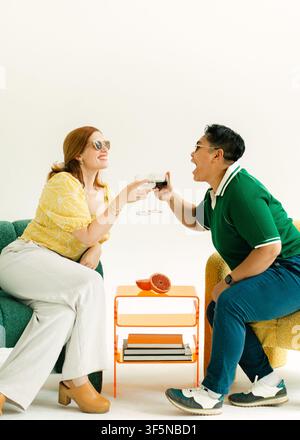 Amici felici che ridono e brindano con bicchieri di vino Foto Stock