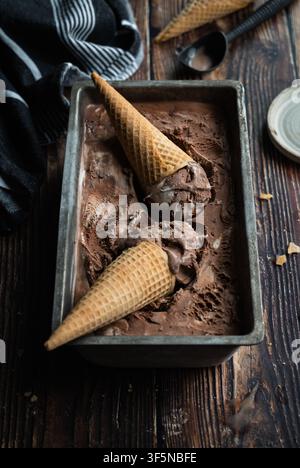 Prima di cono di gelato al cioccolato in una padella di metallo Foto Stock