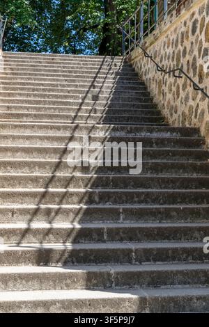 Scalini in pietra nel Cimitero di Montmartre, Parigi. Aperto nel 1825. Ufficialmente noto come Cimetière du Nord. Foto Stock