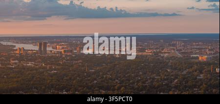 Vista panoramica su Marupe vicino a Riga al tramonto Foto Stock