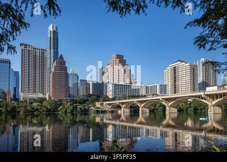I grattacieli moderni definiscono lo skyline del centro di Austin in Texas, mostrando un paesaggio urbano vivace, architettura urbana e il Lady Bird Lake. Foto Stock