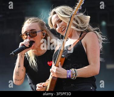 Brighton, UK. 2 agosto 2026. Caity Baser di G Flip e la chitarrista Sophie Giuliani si esibiscono al Brighton's Pride on the Park nel suo 35° anniversario. Foto Stock
