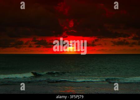 Forte di Galle, Sri Lanka – colori vivaci del tramonto sull’Oceano Indiano visti dal bastione di Pedlar Street Foto Stock