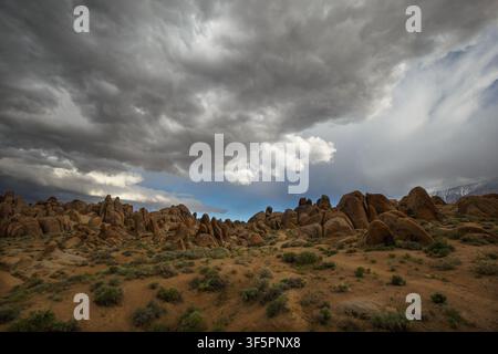 Nuvole temporalesche sopra l'area scenica nazionale di Alabama Hills in California 2026 Foto Stock