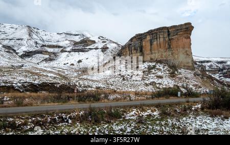 Il Brandwag Buttress, o Sentinel in inverno. Un famoso punto di riferimento nel Golden Gate Highlands National Park nel Free State, Sudafrica Foto Stock
