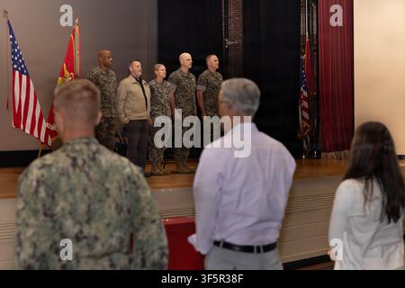 Il Brig. Gen. Nick Brown del Corpo dei Marines degli Stati Uniti, il Lt. Col. Kirk Jansen, il Col. Jenny Colegate, il Cmdr. Andrew Petralia della Marina degli Stati Uniti e il Lt. Cmdr. Paul Rodgers della Marina degli Stati Uniti stanno sull'attenti durante la cerimonia di pensione di Jansen alla base del Corpo dei Marines di Quantico, in Virginia, il 29 luglio 2026, dopo che Jansen ha completato 44 anni di servizio per il Corpo dei Marines. Foto Stock