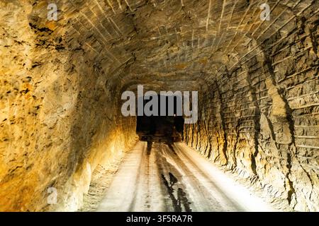 Tunnel stradale scavato nella roccia solida della Foresta Nazionale delle Black Hills nel South Dakota Foto Stock