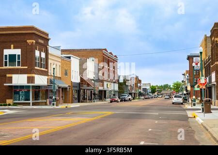 Mitchell, SD, USA - 17 maggio 2026: Via principale di Mitchell, South Dakota, fiancheggiata da negozi locali e piccole imprese Foto Stock