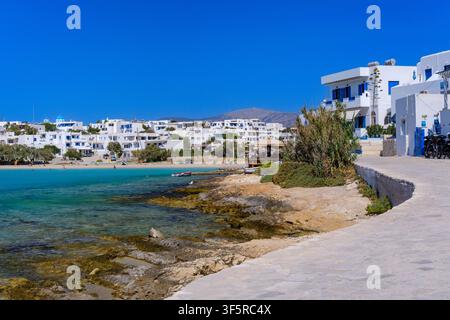 Koufonisia, Grecia - 12 settembre 2025: Passeggiata sul lungomare con edifici bianchi e acqua turchese a Koufonisia, Grecia Foto Stock