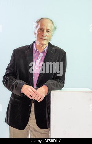 Ritratto dello scrittore americano Richard Ford appoggiato a una scatola bianca e con indosso una giacca marrone Foto Stock
