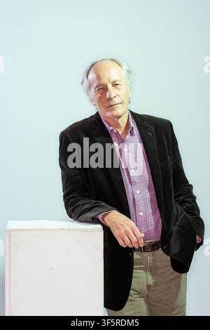 Ritratto dello scrittore americano Richard Ford appoggiato a una scatola bianca e con indosso una giacca marrone Foto Stock