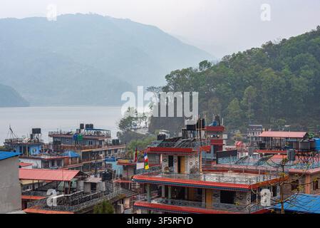 Pokhara, Nepal – 26 marzo 2026: Lungolago con il lago Phewa sullo sfondo Foto Stock