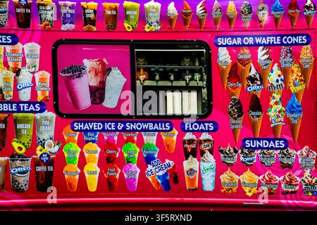 Un vivace camioncino dei gelati rosso e arancione a Washington, D.C. Foto Stock