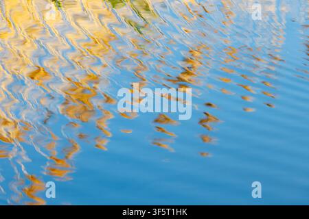 Vista dei riflessi dorati che luccicano sulla superficie dell'acqua blu increspata a Brno, nella regione della Moravia meridionale, Repubblica Ceca. Foto Stock