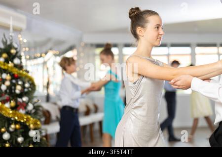 Un valzer che balla ragazzo e una ragazza in studio Foto Stock