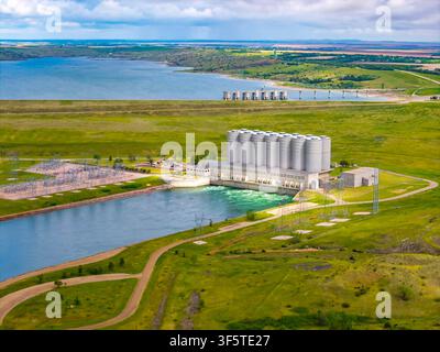 Vista aerea della centrale idroelettrica della diga di Oahe e del serbatoio sul fiume Missouri nel South Dakota Foto Stock