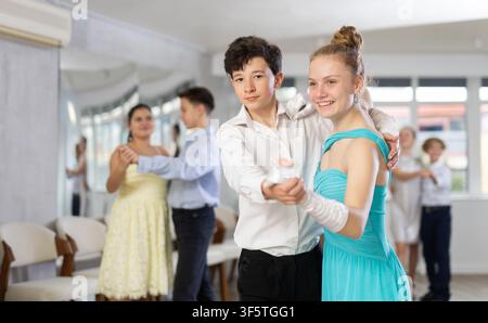 Un valzer che balla ragazzo e una ragazza in studio Foto Stock