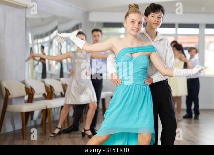 Teen boy e girl ballano in coppia la moderna discovolpe contemporanea durante la lezione in studio Foto Stock