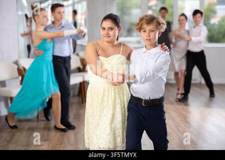 Un valzer che balla ragazzo e una ragazza in studio Foto Stock