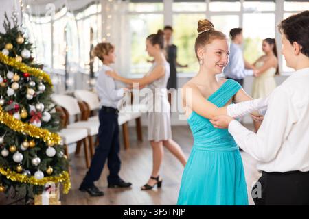 Un valzer che balla ragazzo e una ragazza in studio Foto Stock