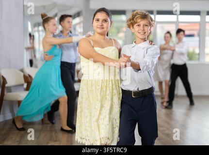 Un valzer che balla ragazzo e una ragazza in studio Foto Stock