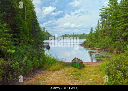 Canoa in attesa di una pagaia sul lago Elbolga in Ontario Foto Stock