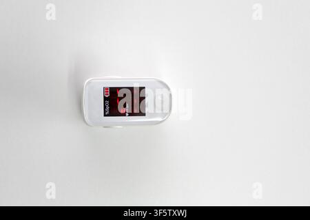 Un pulsossimetro è un grande dispositivo a forma di pinza. Viene posizionato sul dito e indica il livello di ossigeno e la frequenza cardiaca. Fornire informazioni Foto Stock