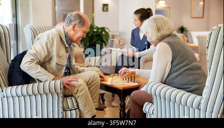 Anziano, persone o scacchi con gioco da tavolo in casa di riposo per strategia, attività o interazione. Anziani, uomo e donna con infermiera, sfida o partita Foto Stock
