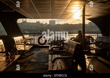 Istanbul, Turchia. 4 agosto 2026. Un passeggero in silhouette viaggia su un traghetto verso la parte europea di Istanbul, Turchia. (Credit Image: © Moe Zoyari/ZUMA Press Wire) USO EDITORIALE SOLO! Non per USO COMMERCIALE! Foto Stock
